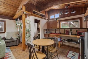 Lounge - Squamish Cabins (Whistler)