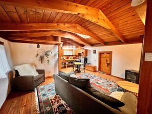 经典小屋, 私人浴室, 山景 (Boatbuilder Cabin) | 酒廊