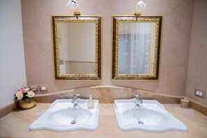 Douche, sèche-cheveux, serviettes fournies