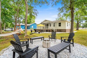 Terrace/patio - Cozy 3-bedroom cottage only a half mile from Garden City Beach! (Murrells Inlet)