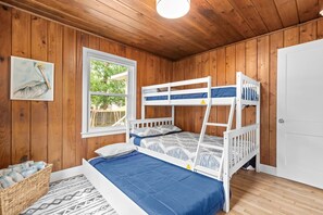 3 bedrooms, free WiFi, bed sheets - Cozy 3-bedroom cottage only a half mile from Garden City Beach! (Murrells Inlet)