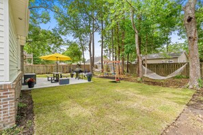 Outdoor dining - Cozy 3-bedroom cottage only a half mile from Garden City Beach! (Murrells Inlet)