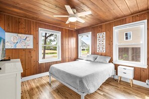 3 bedrooms, free WiFi, bed sheets - Cozy 3-bedroom cottage only a half mile from Garden City Beach! (Murrells Inlet)