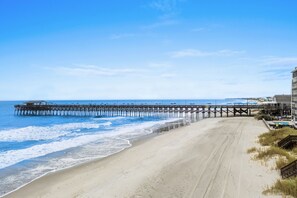 Chaises longues, serviettes de plage