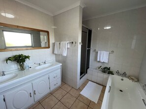 Kamar, 1 kamar tidur, kolam renang pribadi | Kamar mandi