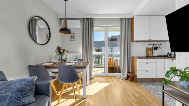 A modern apartment with a dining area, kitchen, and living room. - Praga Apt - 57m2, Parking, Balcony - by Rentujemy (Warszawa)