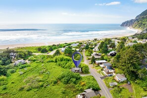 A coastal residential area with houses, a road, and a beach. - Hot tub, family and dog friendly, 1 1/2 block to beach, surrounded by nature (Nehalem)