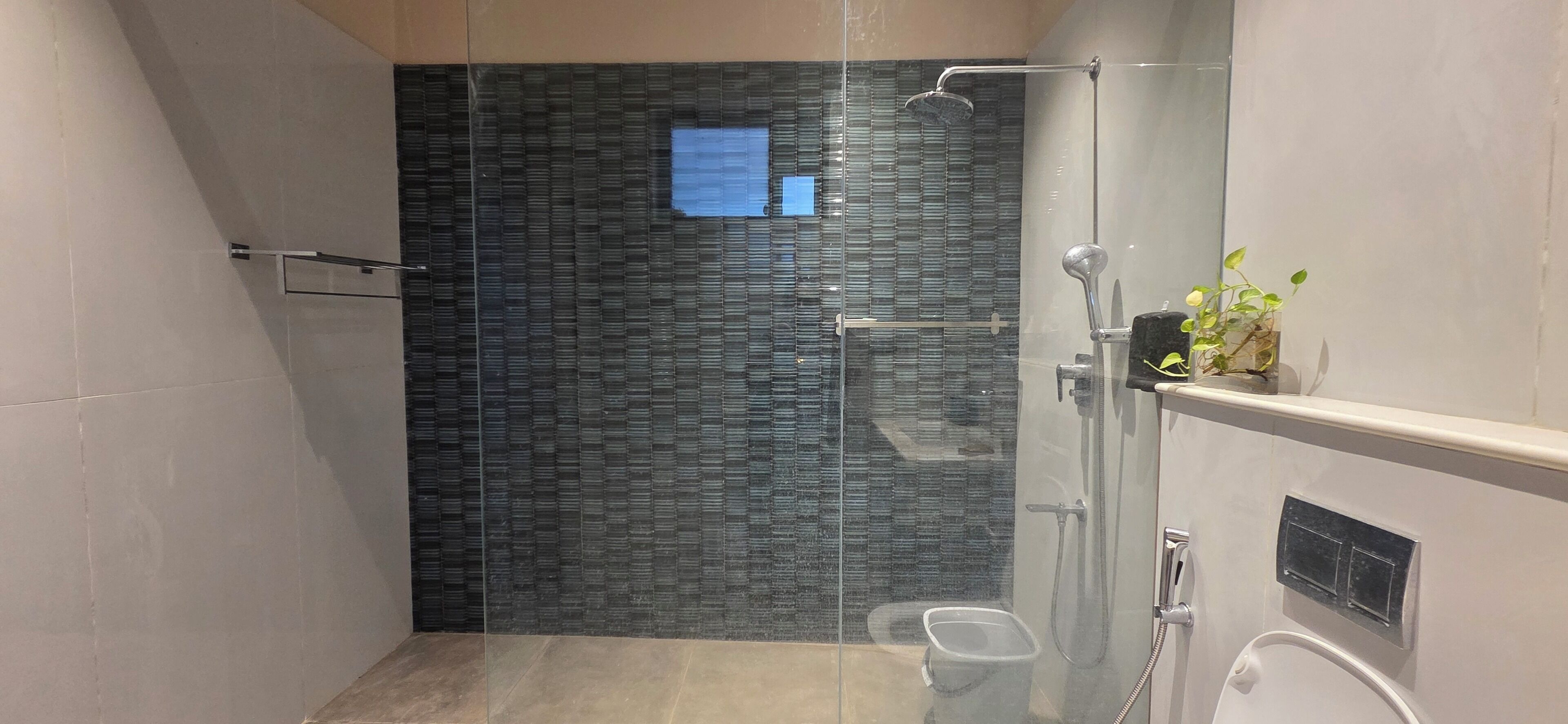 Habitación Deluxe doble, vistas al jardín | Baño | Ducha, toallas, jabón y champú