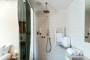 Nhà Duplex, quang cảnh hồ | Phòng tắm | Buồng tắm vòi sen, đồ dùng nhà tắm miễn phí, máy sấy tóc, khăn tắm 