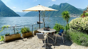 Dupleks, pemandangan danau | Tempat makan outdoor