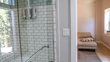 Suite Supérieure, salle de bains attenante, vue jardin (Couryard Suite #1) | Salle de bain