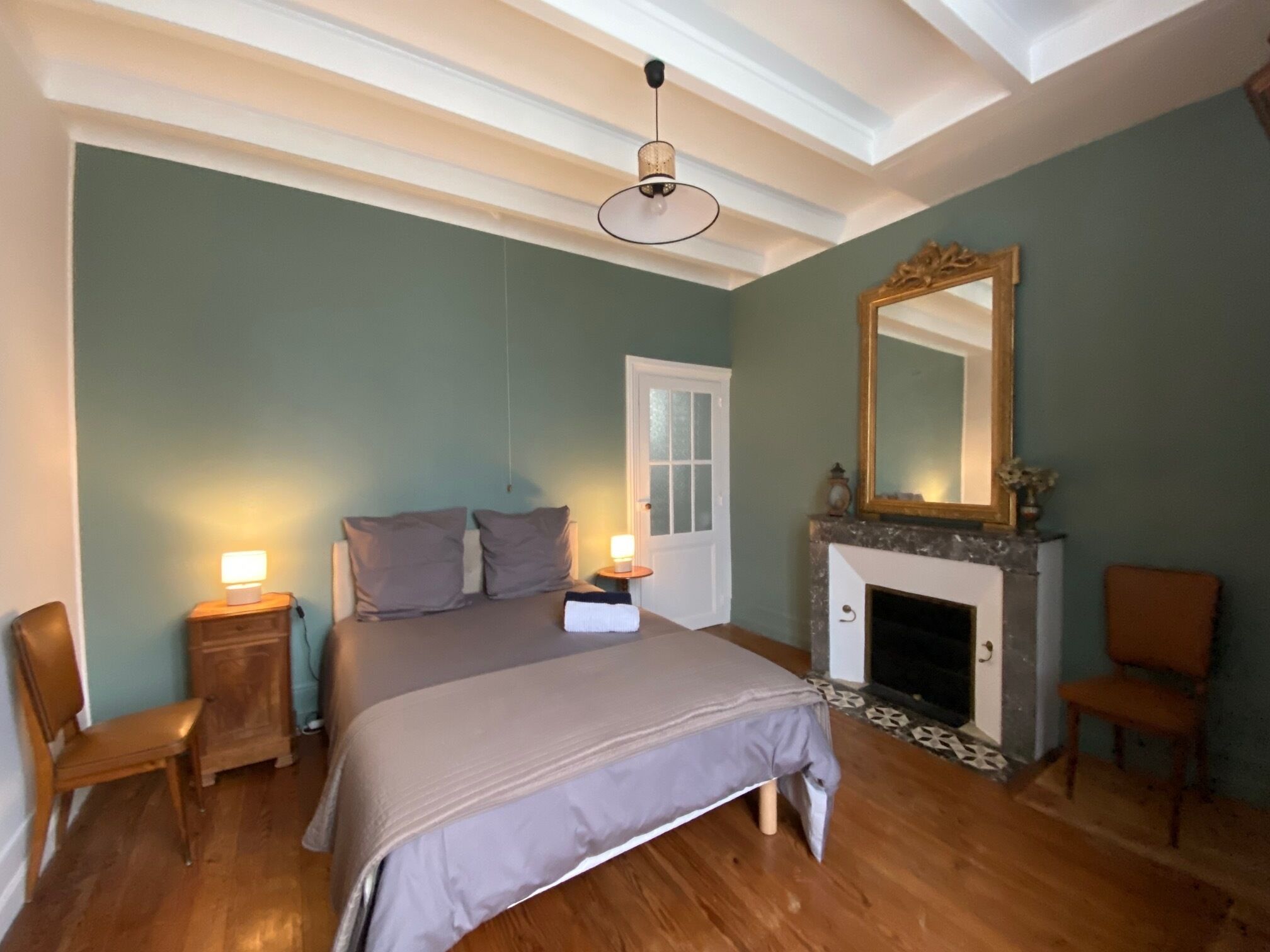 5 bedrooms, iron/ironing board, WiFi, bed sheets