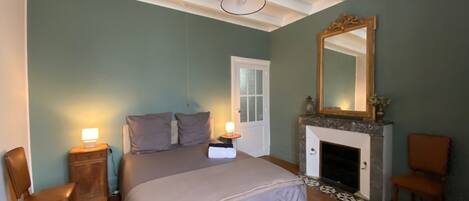 5 bedrooms, iron/ironing board, WiFi, bed sheets