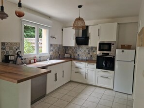 Private kitchen - Gîte la rose des vents 8 people Port en bessin (Port-en-Bessin-Huppain)