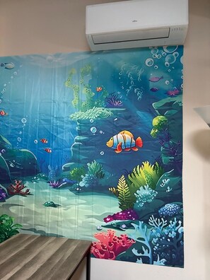 An aquarium wall with fish and coral decorations. - Beautiful apartment with pool access (La Rouvière)