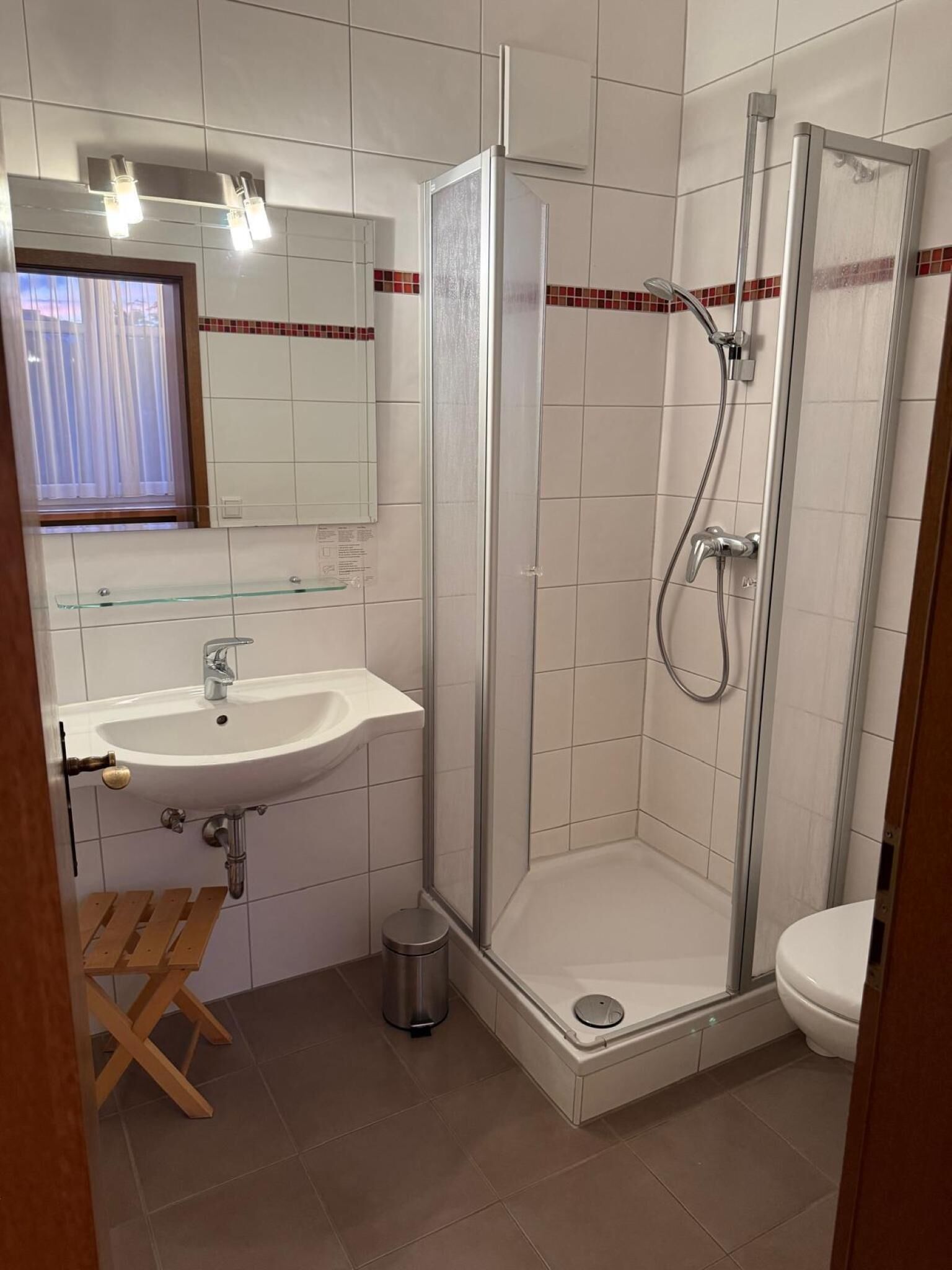 Kamar Double | Kamar mandi | Shower, pengering rambut,  dan handuk