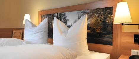 Double Room | Desk, bed sheets
