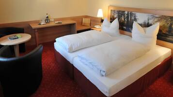 Double Room | Desk, bed sheets