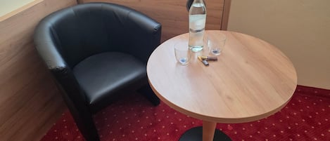 Dubbelrum | Vardagsrum | 25-tums tv med satellitkanaler