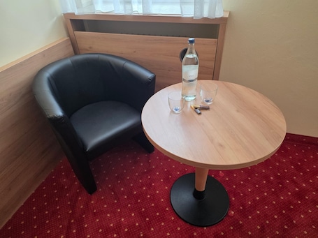 Double Room | Living area | 25-inch TV with satellite channels. Hotel Zum Kellermann