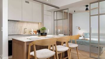 Fridge, oven, stovetop, dishwasher