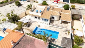 Propiedad residencial con piscina, varios balcones y jardín.