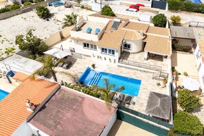 Ein Wohnobjekt mit Swimmingpool, mehreren Balkonen und einem Gartenbereich.