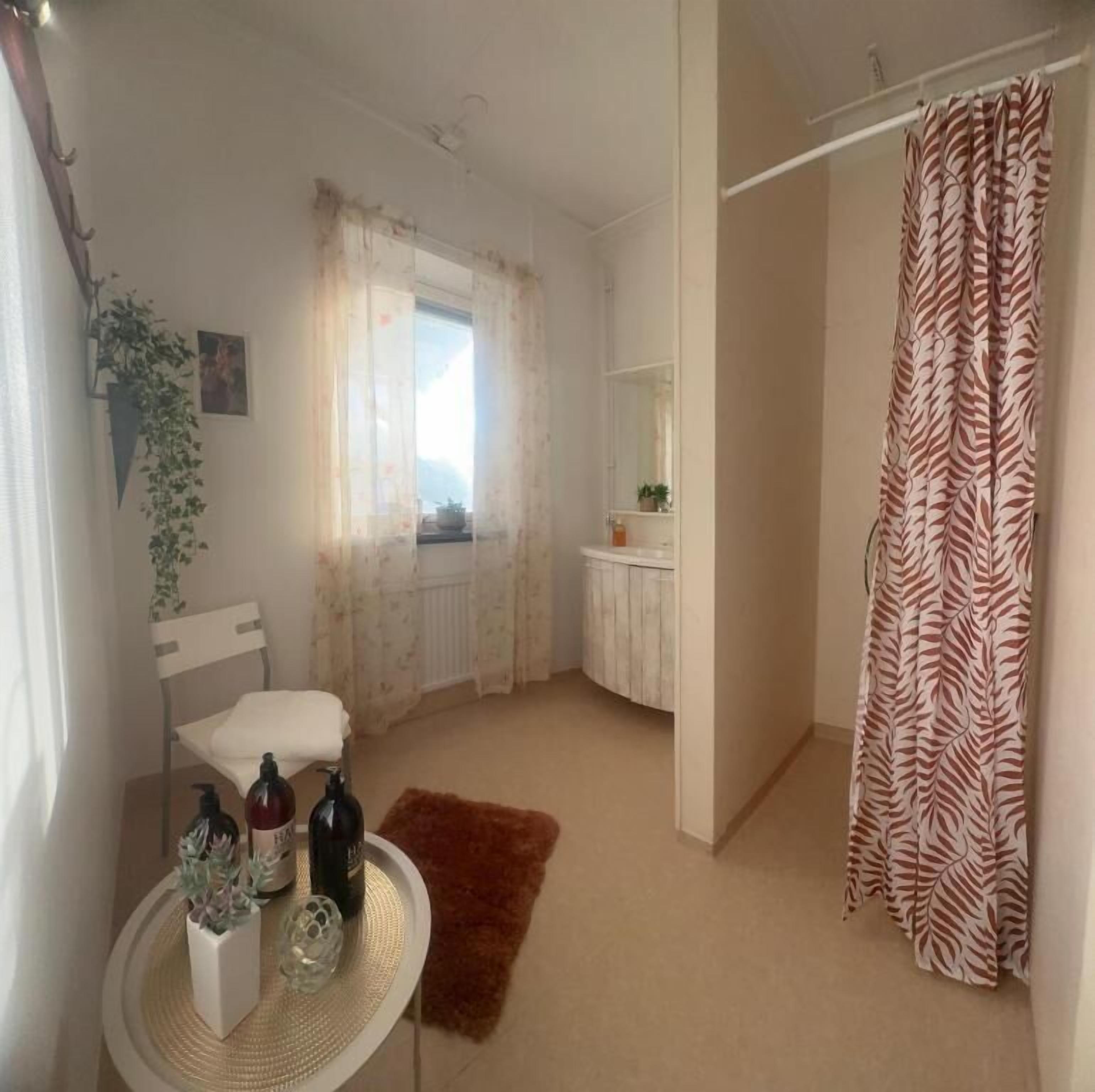Bathroom shower