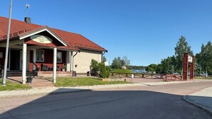 A building with a red roof and a sign that reads 'Hotel.' - Målkullorna Hostel (Mora)