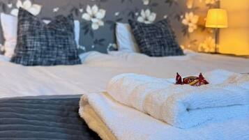 Cortinas opacas, wifi gratis, ropa de cama