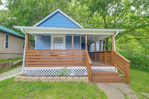 A blue house with a porch, wooden steps, and a white fence. - Game-day Getaway Near Arrowhead Stadium & Casinos! (Kansas City)