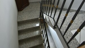 A staircase with a wooden handrail and granite steps. - Comfortable and welcoming apartment (Anghiari)