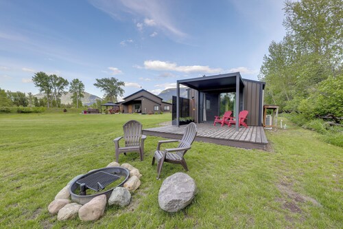 Waterfront Saloon-themed Cabin on Flathead River