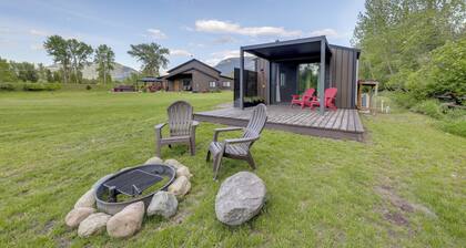 Waterfront Saloon-themed Cabin on Flathead River