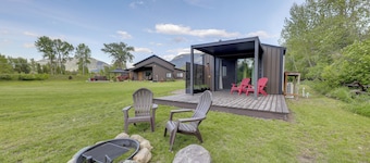 On the Flathead River! Rustic Saloon-themed Cabin