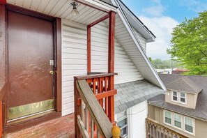 A house with a brown door, a wooden staircase, and a white exterior. - Train to Philly! Pet-friendly Unit in Barrington (Barrington)