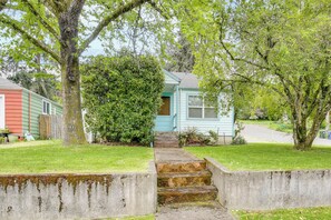 A residential house with a front yard, a concrete staircase, and a small front porch. - Cozy Vintage in Friendly Neighborhood, 2 Mi to UO! (Eugene)