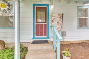 A house with a blue door, a small porch, and a potted plant. - Cozy Vintage in Friendly Neighborhood, 2 Mi to UO! (Eugene)