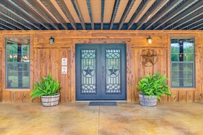 Apartment (0 Bedroom) | Interior - Steps to Lake Granbury: Romantic 'longhorn Suite' (Granbury)