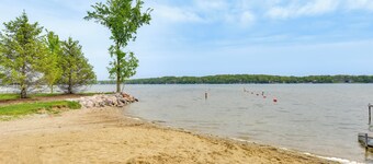 5 Houses to Elizabeth Lake! Family Getaway w/ Yard