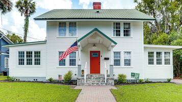House (4 Bedrooms) | Front of property