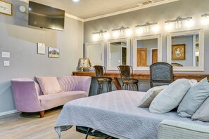 Apartment (0 Bedroom) | Interior - Dock Access! Cozy 'darlin' Suite' on Lake Granbury (Granbury)