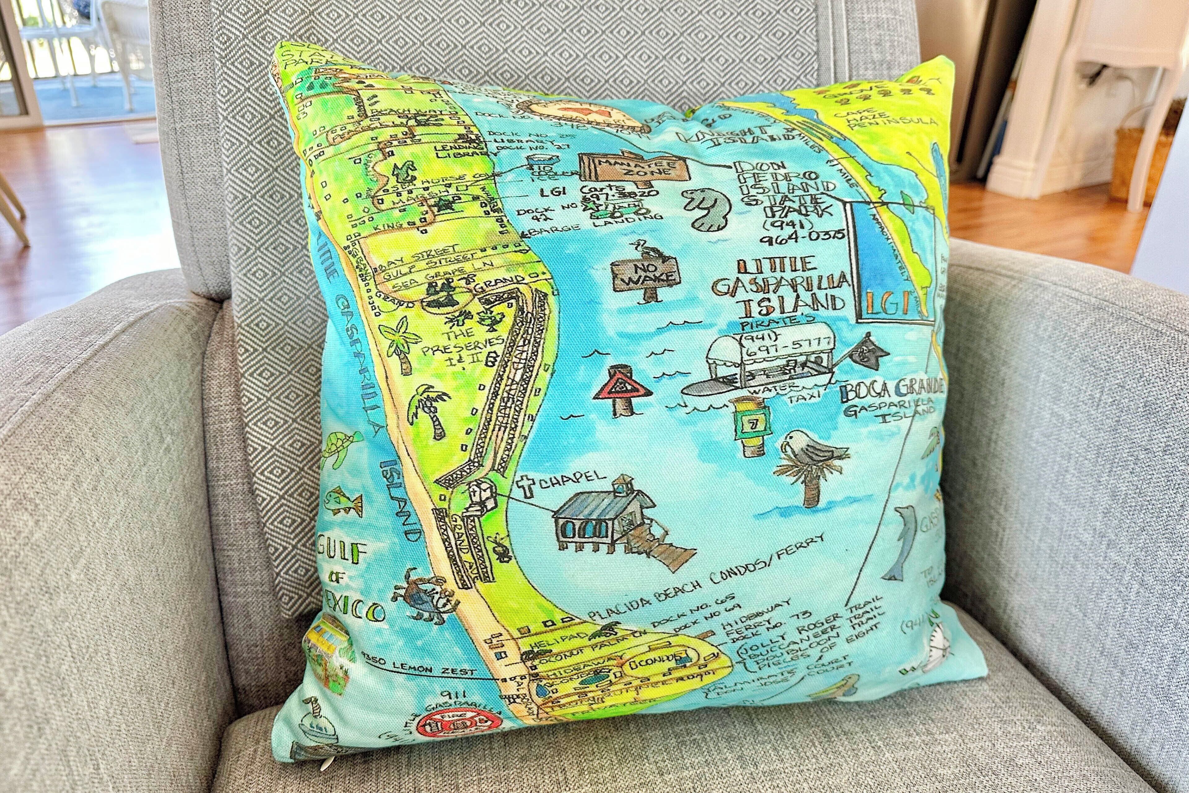 Un almohadón con un mapa de la Isla Gasparilla Menor, que incluye puntos de referencia como la Capilla y los Condominios Playa Linda/Ferry.
