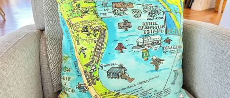 Un almohadón con un mapa de la Isla Gasparilla Menor, que incluye puntos de referencia como la Capilla y los Condominios Playa Linda/Ferry.