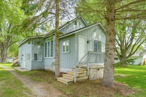 House (2 Bedrooms) | Interior - 2 Mi to Lake Huron: Classic Home w/ Private Deck (Fort Gratiot)