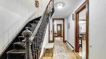 House (6 Bedrooms) | Interior