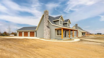 House (6 Bedrooms) | Interior
