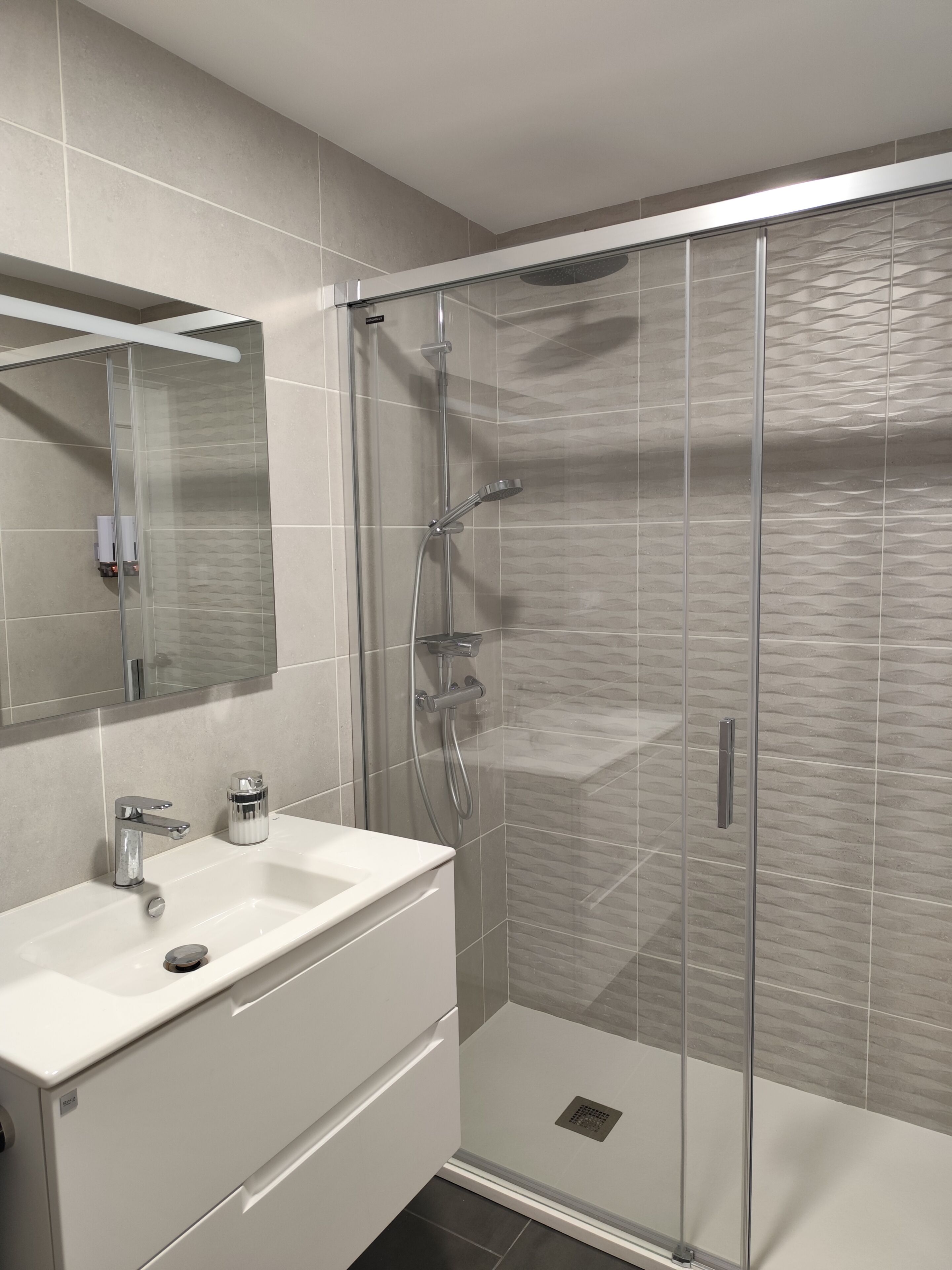 Een douche, een haardroger, handdoeken, zeep