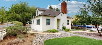 The Aspen House: Cozy 2BR, Fireplace, Across from Thorpe Park, Near Downtown