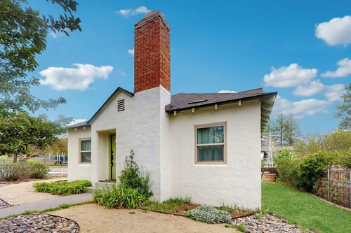 The Aspen House: Cozy 2BR, Fireplace, Across from Thorpe Park, Near Downtown